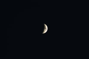 月牙在黑暗的夜空中閃耀。 — 高畫質月亮 壁紙