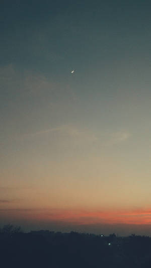 暮色城市上空的月牙，橙色和藍色天空 — 月亮與星星 壁紙
