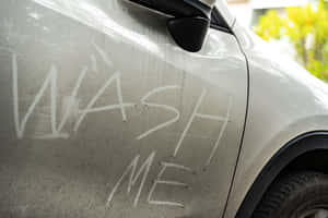 帶有粉筆訊息的骯髒車門 wash me — 高清汽車 壁紙