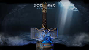 God of War Ragnarok 中發光的藍色錘子，在帶有光束的黑暗洞穴中展示。 — The Krew 壁紙