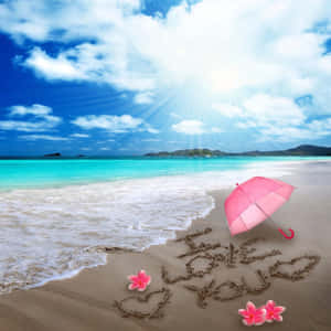 沙灘上的粉紅色雨傘，沙上寫著「I love you」和雞蛋花 — 海灘 壁紙
