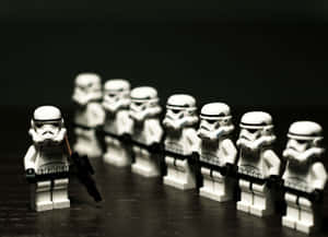 LEGO風暴兵在黑暗表面上排成一線，景深較淺。 — 樂高 壁紙