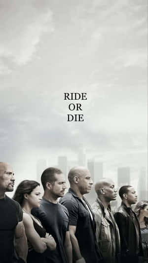 一群嚴肅的電影角色站在城市景觀中，帶有「RIDE OR DIE」文字。 — 玩命關頭 壁紙