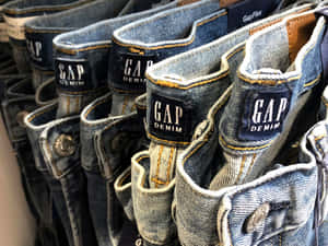 Gap牛仔褲掛在零售店展示中。 — 4:3 壁紙