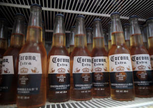冰箱層架上的一排排Corona Extra啤酒瓶。 — 麥迪遜·比爾 壁紙