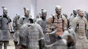 博物館展出的兵馬俑，帶有精細的盔甲和風化的面孔。 — 雕塑 壁紙
