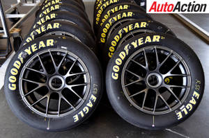 車庫中帶有黑色輪圈和黃色字樣的Goodyear Eagle賽車輪胎。 — 賽車 壁紙