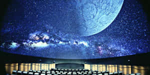 弧形天花板的禮堂，顯示星星、月亮和星系 — 夜空 壁紙