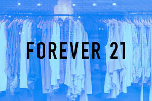 Forever 21 商店中的衣架，帶有藍色燈光和品牌文字。 — 永遠21 壁紙