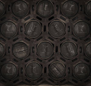 深色木製威士忌桶堆疊在Glendalough Distillery的六角形貨架系統中。 — Pubg 標誌 壁紙