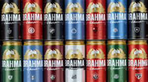 一排排色彩繽紛的Brahma啤酒罐，帶有冷凝水滴。 — 啤酒 壁紙