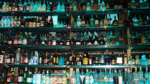 霓虹燈照亮酒吧架子，擺滿了色彩繽紛的酒瓶。 — 酒吧 壁紙