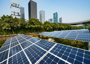 城市環境中的太陽能板，配有現代建築和綠化 — 能量 壁紙