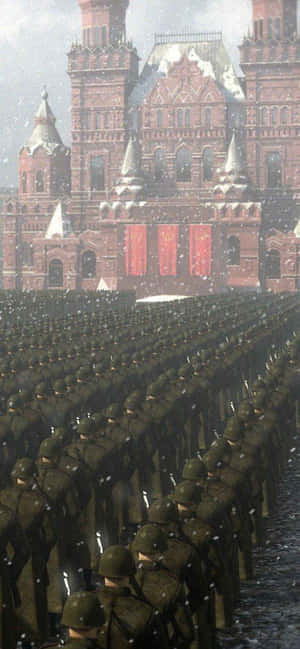 士兵在雪天冬日裡，在一座歷史悠久的紅磚建築前列隊行進。 — Galaxy Note 壁紙