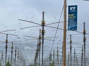 HAARP設施天線，多雲天空，附橫幅 — 4:3 壁紙