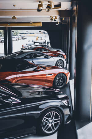 金屬色調的時尚豪華跑車在現代室內展廳中展示。 — 小米平板 8 Pro 壁紙