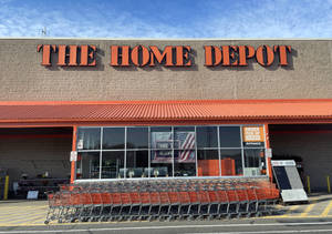 Home Depot商店入口，購物車在外面排列整齊。 — 好市多 壁紙