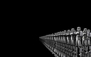 風暴兵在反光表面上列隊，背景為黑色。 — Twitter 橫幅 壁紙