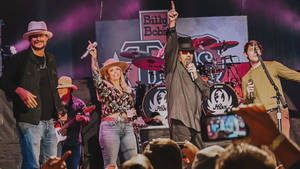 鄉村樂團在Billy Bob's Texas的舞台上現場表演，粉絲歡呼。 — 沃斯堡 壁紙