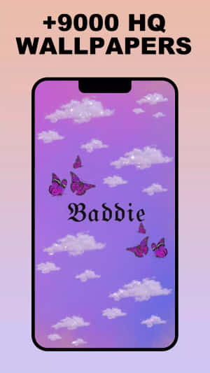 手機螢幕顯示紫色天空、雲朵和圍繞「Baddie」一詞的粉紅色蝴蝶。 — 壞女孩美學 GIF 壁紙