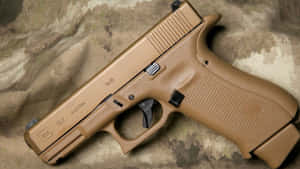 沙色Glock 19X手槍在迷彩背景上帶有雕刻細節。 — 克拉克 壁紙