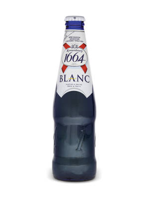 白色背景上的藍色 Kronenbourg 1664 Blanc 啤酒瓶。 — The Krew 壁紙