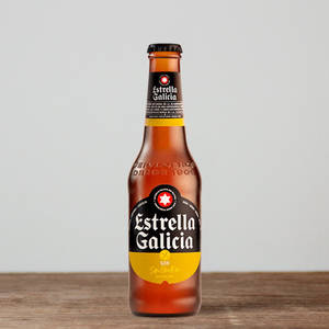 木桌上Estrella Galicia無麩質啤酒瓶 — 啤酒 壁紙