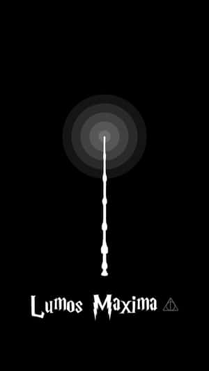 白色魔杖在黑色背景上發出光環，帶有Lumos Maxima文字和死神聖物符號。 — 魔法動圖 壁紙