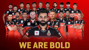 穿著紅黑制服的板球隊，帶有「WE ARE BOLD」口號。 — 皇家挑戰者班加羅爾 壁紙