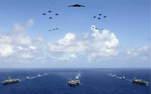 軍用航空母艦和戰鬥機在公海上空飛行。 — 航太 壁紙