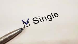 一支藍色筆在白色表格上標記「Single」字旁邊的複選框。 — 單身 壁紙