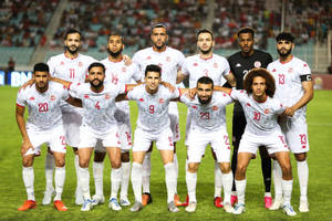 足球隊在夜間於草地場上，在體育館燈光下擺姿勢。 — FIFA 世界盃 壁紙