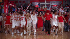 籃球隊和啦啦隊在體育館球場上慶祝勝利。 — 高中音樂劇 壁紙