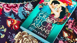 彩色花卉布料上的《Crazy Rich Asians》書籍封面 — 瘋狂的亞洲富豪 壁紙