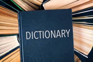 一本字典書被其他書堆環繞。 — 字典 壁紙