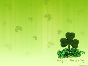 三葉草被綠色珠子環繞，帶有「Happy St. Patrick's Day」文字。 — 慶祝 壁紙