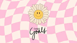一朵微笑的雛菊花，在粉紅和奶油色棋盤背景上有「Chase Goals」文字。 — 暗黑風格 壁紙