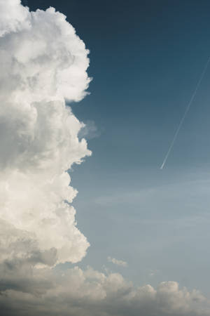 藍天白雲與飛機雲 — 美學雲朵 壁紙