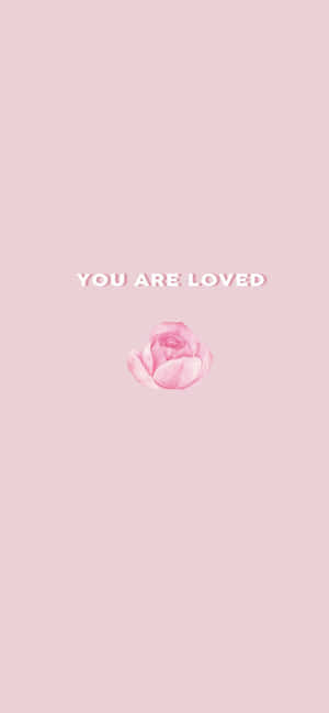 粉紅玫瑰搭配「YOU ARE LOVED」文字，背景為柔和粉紅色。 — Galaxy A07s 壁紙
