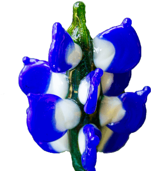 一朵藍白玻璃花，帶有綠色莖，閃亮且半透明。