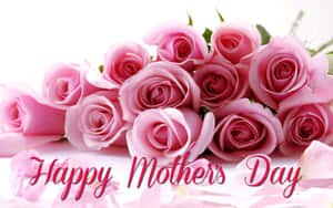 粉紅玫瑰和散落的花瓣，帶有「Happy Mother's Day」文字。 — 白天 壁紙