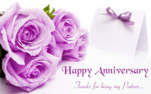 帶有露珠的薰衣草玫瑰和一張寫著 Happy Anniversary 的卡片。 — 玫瑰花 壁紙