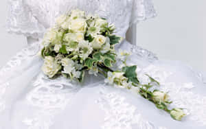 白色婚禮花束放在蕾絲婚紗上（儀式用） — MacBook Pro 13 壁紙