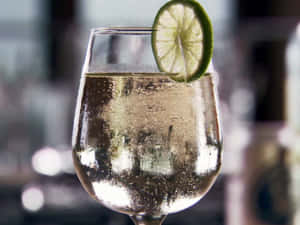 酒吧中飾有萊姆的冰涼氣泡飲品杯 — 葡萄酒 壁紙