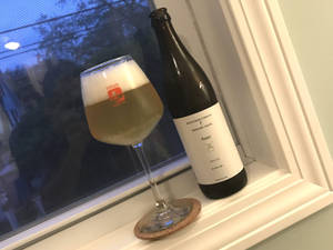 黃昏時分窗台上的一個啤酒杯和一個酒瓶。 — 啤酒 壁紙