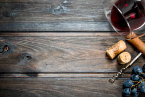 紅酒杯、葡萄、軟木塞和開瓶器在深色木質表面上。 — 葡萄酒 壁紙
