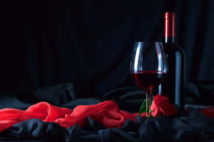 深色布料上的紅酒杯和酒瓶，配以玫瑰。 — 葡萄酒 壁紙
