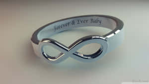 刻有 forever and ever baby 的銀色無限戒指。 — 桌面美學 壁紙