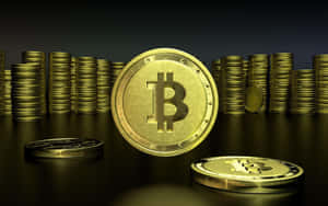 金色比特幣硬幣堆疊並散落在深色表面上。 — 比特幣 GIF 壁紙