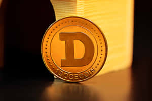 金色 Dogecoin 代幣，帶有 'D' 和 'DOGE COIN' 文字，由溫暖背光照亮。 — MacBook Air M4 壁紙